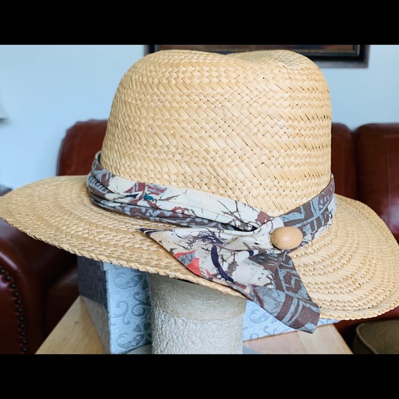 Liz Claiborne Hat - Picture 2 of 3